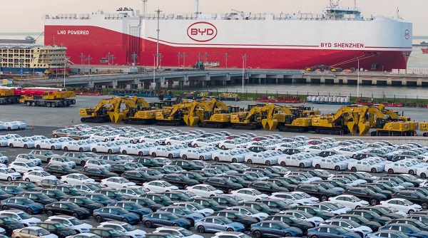 Čínský export automobilů v roce 2025 má za cíl 6,8 milionu kusů, přičemž BYD se stává měřítkem pro nová energetická vozidla mířící do zámoří